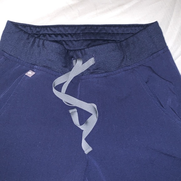 Gently Loved Authentic Technical Collection Zamora Jogger Scrub Pants by FIGS - Picture 5 of 11